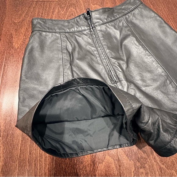 Vintage Women’s Black genuine leather shorts Chia Size 6 Classic 🔥Sexy Excellent - Picture 15 of 15